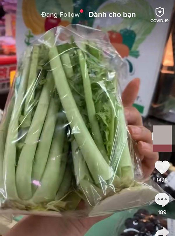 Phần cồi và lá sau khi cắt khỏi củ cải cũng được bày bán trong siêu thị tại Nhật Bản. Ảnh: Facebook