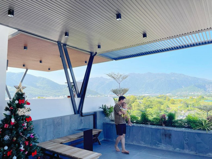 Phan Mạnh Quỳnh rất thích không gian trên cao này. Nam nhạc sĩ bế con lên sân thượng tận hưởng không khí không lành và ngắm cảnh biển.