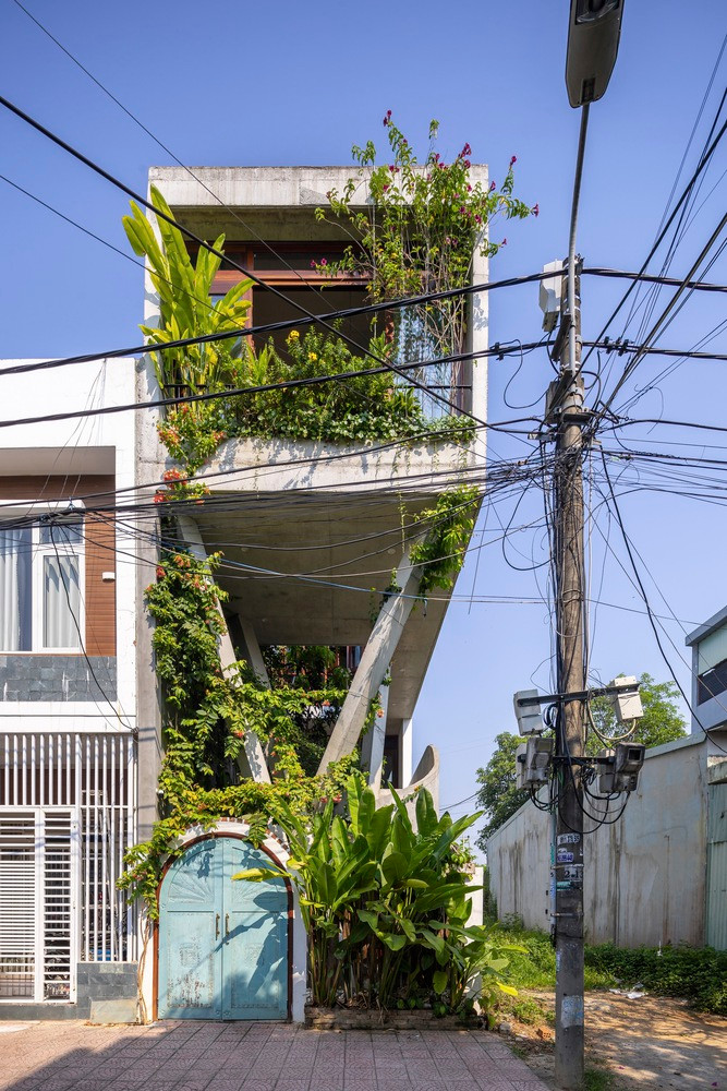 Nest House tọa lạc trên lô đất đô thị tiêu chuẩn 4,5x16m tại thành phố Đà Nẵng, thể hiện khát vọng và sự chăm chỉ của một cặp vợ chồng trẻ đang tìm kiếm không gian sống tinh tế.
