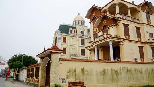 Làng Phú An có diện tích khoảng 4km2, với trên 800 hộ nhưng 60% là biệt thự, nhà cao tầng. Ảnh: Baophapluat