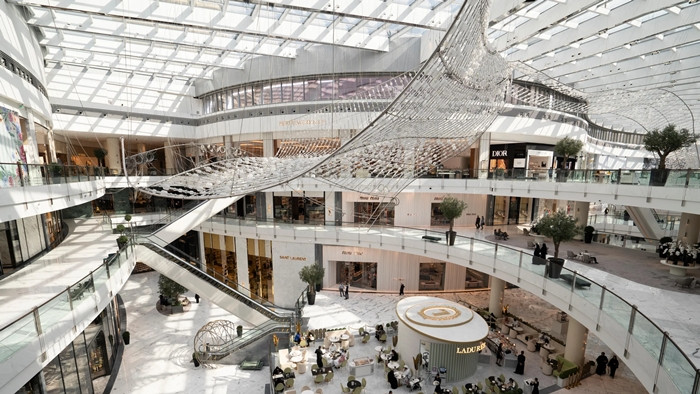 Không chỉ là trung tâm thương mại bình thường, Dubai Mall còn là trung tâm mua sắm lớn nhất thế giới về tổng diện tích và lượng khách hàng. Nơi đây có 1.200 cửa hàng bán đồ chất lượng cao, giá cả vừa phải. Ảnh: Getty