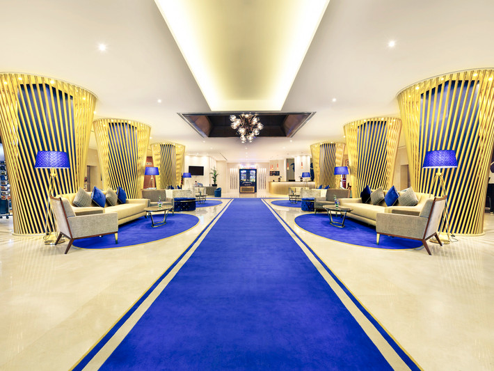 Dubai vốn được mệnh danh "thành phố của vàng" nên khách sạn xa xỉ nhất tại đây cũng được trang trí bằng lá vàng 24 karat với tổng diện tích 1.800 m2. Khách nghỉ ở đây cũng được dùng iPhone mạ vàng, BlackBerry vàng ròng miễn phí. Ảnh: Accor