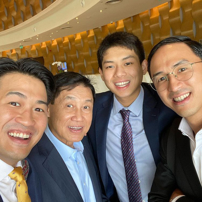 Tỷ phú Johnathan Hạnh Nguyễn - chủ Công ty Liên Thái Bình Dương (IPPG) có 4 người con trai là Henry Nguyễn, Louis Nguyễn, Phillip Nguyễn và Hiếu Nguyễn. Không chỉ nổi bật với sự nghiệp vững vàng, cả 4 thiếu gia nhà "vua hàng hiệu" Johnathan Hạnh Nguyễn để sở hữu ngoại hình điển trai như tài tử điện ảnh. Ảnh: Facebook