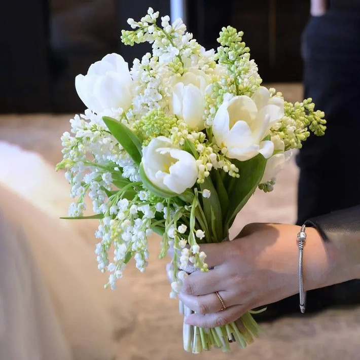 Tuy nhiên, để đạt được độ hoàn hảo của một bó hoa cưới từ linh lan, phải cần nhiều cành hơn nữa, từ 100 - 200 cành, giá vài chục triệu đồng. Ảnh: Internet