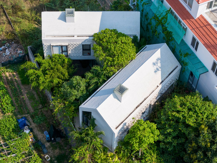 Ẩn mình trong một khu vực dành riêng cho các gia đình giàu có tại Đà Nẵng, An Nhiên House nằm nổi bật giữa một rừng cây xanh.