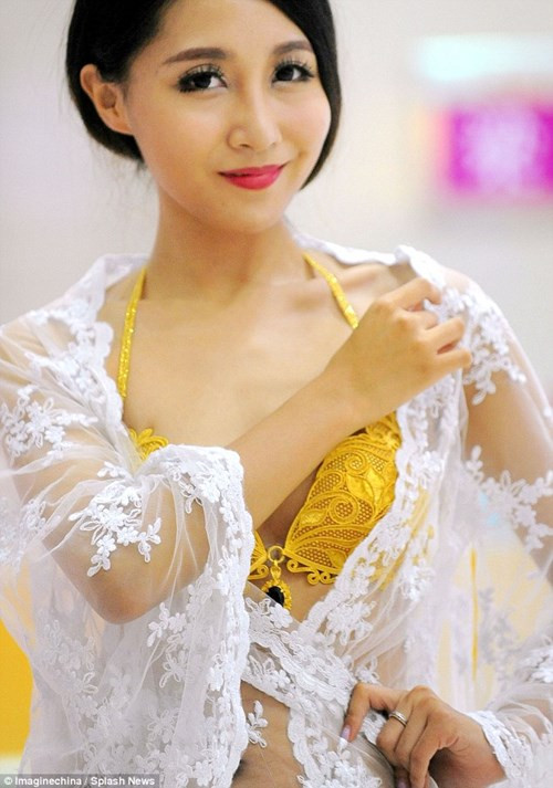 Ngoài ra, ở giữa chiếc áo lót còn có một viên đá quý màu đen và bên hông quần lót được đính thêm dây chuyền bằng vàng trắng. Tổng cộng, bộ đồ lót này nặng tới 4kg.