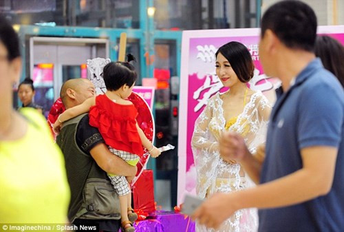Không ít người đã dành lời khen ngợi cho bộ nội y hoành tráng này rằng: “Sự chói lóa của nó có thể khiến người mù sáng mắt trở lại”.