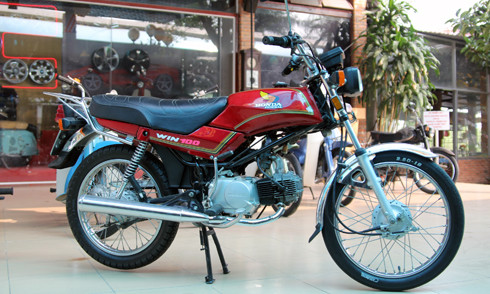 Xe máy Honda Win 100 là loại xe côn tay từng "làm mưa làm gió" ở Việt Nam. Dòng xe Honda Win ra đời năm 1986, là sản phẩm liên doanh giữa Indonesia với Honda, khiến khách hàng mê mẩn bởi trọng lượng nhẹ, động cơ khỏe và hình dáng nam tính, bất chấp địa hình. Chiếc Win 100 cuối cùng rời dây truyền sản xuất vào 2005.