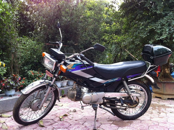 Honda Win 100 sở hữu chiều dài 1.920 mm, chiều cao yên 740 mm, với trọng lượng khô khoảng 79,4 kg.