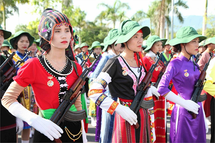 Các lực lượng luyện tập dưới trời nắng.