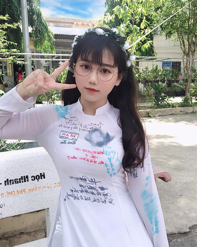 Được biết, Trúc Đào hiện đang là học sinh lớp 12 tại trường THPT Dĩ An (Bình Dương). Sở hữu vẻ ngoài hồn nhiên, cô bạn này nhanh chóng thu hút được sự chú ý của CĐM, đặc biệt là trong tà áo dài nữ sinh.