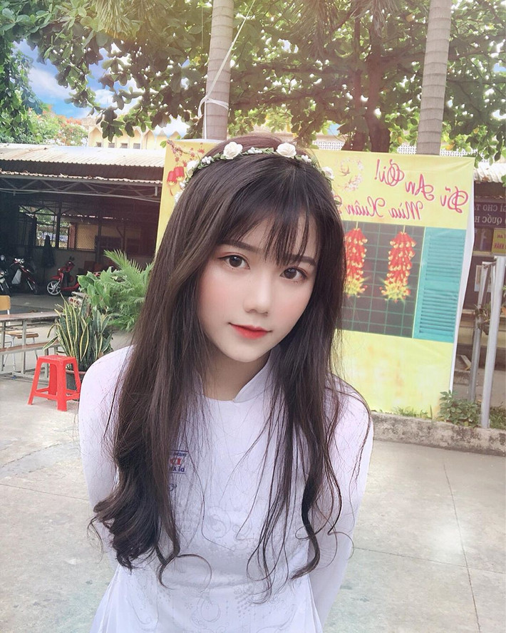 Không thể phủ nhận con gái Việt luôn có một sức hút khi khoác lên mình chiếc áo dài trắng truyền thống. Họ mang đến vẻ đẹp tinh khôi, hồn nhiên điển hình như nữ sinh 10X Bình Dương mới đây.