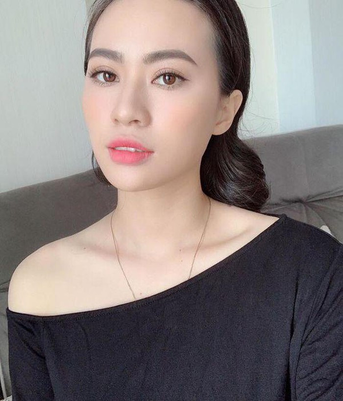 Việc cặp đôi đình đám Quang Hải - Nhật Lê đang có dấu hiệu lục đục tình cảm đã nhận được nhiều sự quan tâm, chú ý trong suốt thời gian qua. Chưa lâu sau khi những việc như bỏ tên của người kia trong phần trên thay thế trên Facebook hay bỏ luôn cả trạng thái đang hẹn hò thì mới đây, người ta lại đặt dấu hỏi rằng Hải "con" liệu đã có người mới?