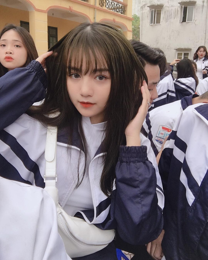 Cô nàng tiếp theo được nhiều người ưu ái đặt cho biệt danh "hot girl đồng phục" là Triệu Việt Hà (sinh năm 2002). 10X là học sinh trường THPT Mỹ Hào (Hưng Yên).