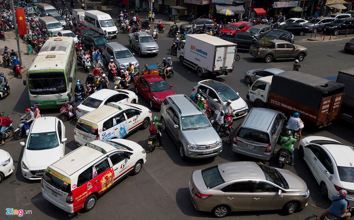 Trưa 31/1, tại ngã tư giao cắt đường 3/2 với Cao Thắng, Lê Hồng Phong, hàng chục ôtô, xe máy xung đột nhau gây ùn tắc hai đầu đường kéo dài. Tại đây, lúc xe đông đúc chỉ có một người dân đứng ra điều tiết giao thông.