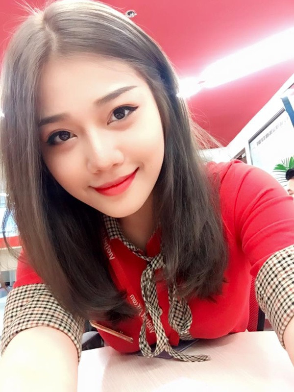 Huyền My đang là nữ tiếp viên hàng không của hãng Vietjet Air, gương mặt xinh đẹp cùng vóc dáng cao ráo, thanh mảnh khiến Huyền My luôn thu hút mọi ánh mắt xung quanh.