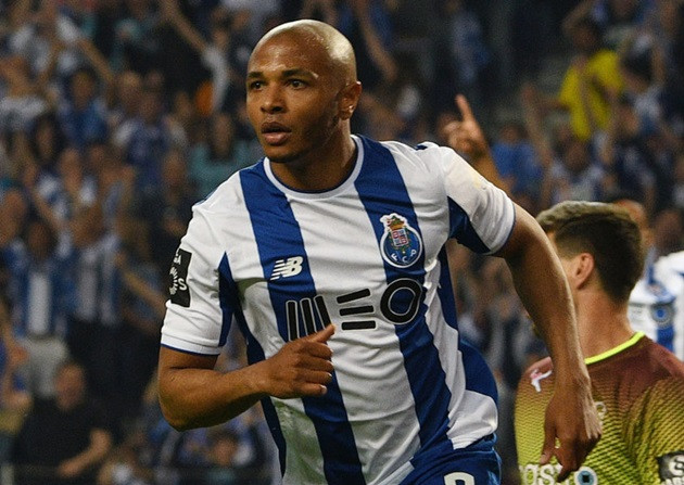 Chuyển nhượng bóng đá mới nhất từ France Football, Inter Milan đang nhắm đến Yacine Brahimi, người sẽ hết hạn hợp đồng với Porto vào cuối mùa giải này. Inter Milan được cho là đã đưa ra lời đề nghị trước khi hợp đồng của cầu thủ chạy cánh 29 tuổi với đại diện của bóng đá Bồ Đào Nha kết thúc.