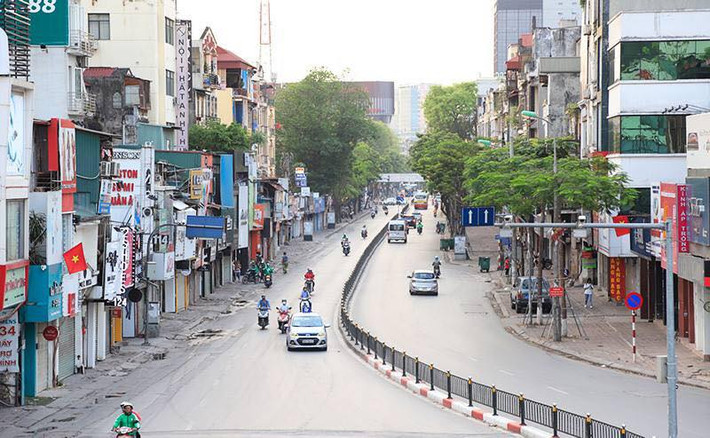 Bước ra đường những ngày nghỉ lễ 30/4 - 1/5 ở Hà Nội, các tuyến đường trở nên thưa thớt và vắng lặng khác hẳn ngày thường.