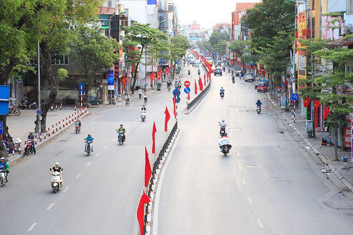Hình ảnh đường phố Hà Nội vắng bóng người, xe cộ được các dân mạng đăng tải trên trang cá nhân ngay lập tức được nhiều người thích thú và để lại bình luận.