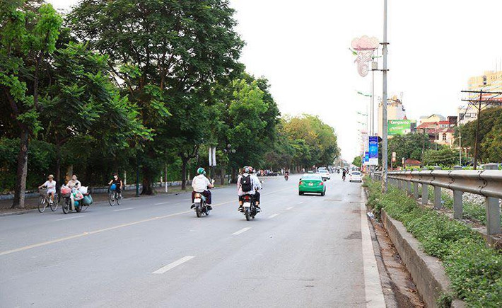 Đoạn đường Lê Duẩn phía ngoài công viên Thống Nhất lắc đắc xe qua lại sáng ngày 28/4/2019.
