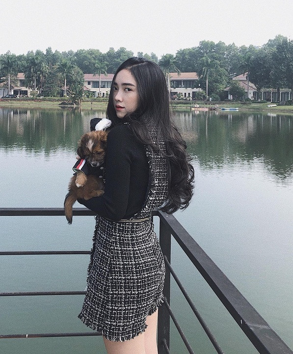 Cùng thời điểm Đức Chinh khoe ảnh công khai bạn gái, Mai Hà Trang cũng khoe trên Instagram đoạn video ngắn khi cô được người yêu chụp ảnh cho. Nghe giọng nói vọng ra từ video, không khó để nhận ra đó là giọng của Hà Đức Chinh. Cặp đôi nhiều lần lộ bằng chứng hẹn hò cùng nhau.