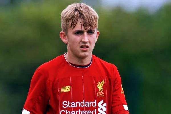 Chuyển nhượng cầu thủ từ Daily Mail, Liverpool chính thức xác nhận tài năng trẻ Jake Cain đã quyết định gia hạn hợp đồng với câu lạc bộ, đây cũng là bản hợp đồng chuyên nghiệp đầu tiên của tiền vệ 18 tuổi kể từ khi gia nhập học viện CLB thành phố Cảng.