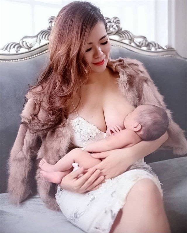 Bên cạnh ý kiến khen tấm ảnh đẹp, thể hiện tình mẫu tử thì không ít dân mạng chỉ trích rằng Mai Thỏ đăng ảnh nhạy cảm.