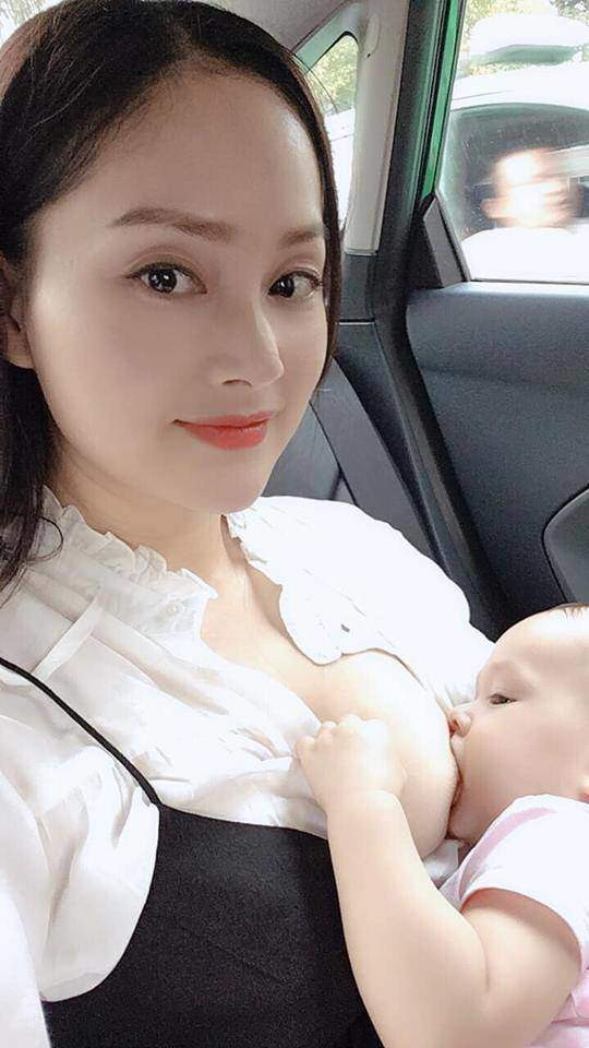 Mỗi lần cho con bú nơi đông người, Lan Phương đều khéo léo để không bị chê trách.