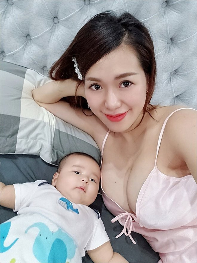 Chia sẻ về bức ảnh ngực trần cho con bú, Mai Thỏ viết trên trang cá nhân: "Tôi hạnh phúc khi tôi là chị mẹ 2 con...và vẫn còn ngon".