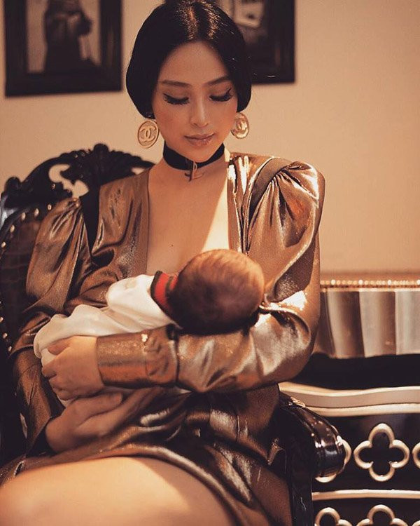 Hot girl Huyền Baby sống kín tiếng kể từ sau khi kết hôn. Thế nhưng khi sinh con, cô cũng không giấu nổi cảm xúc hạnh phúc để đăng tải bức ảnh khoe tư thế bế con bú.