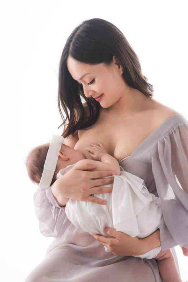 Cũng chính từ việc ngực trần cho con bú tế nhị, Lan Phương nhận về những lời khen ngợi như: "Mẹ đẹp, con dễ thương"; "Mẹ của bé đẹp thế"; "Mẹ luôn là người tuyệt vời nhất" từ nhiều người.
