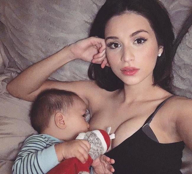 Không ít lần, hot girl Huyền Baby khoe ảnh cho con bú trên trang cá nhân và nhận vô vàn lời khen từ bạn bè cũng như fan hâm mộ.