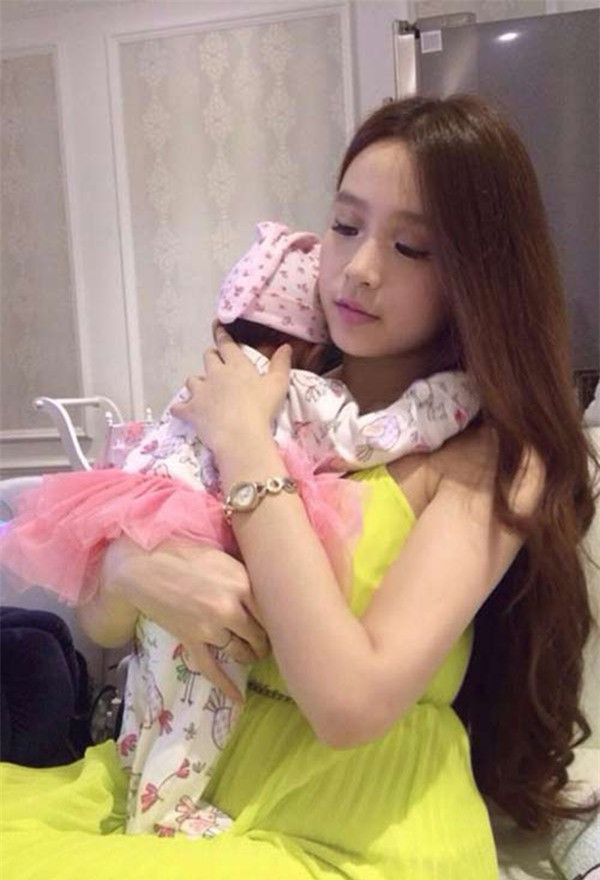 Nhiều người cứ ngỡ Huyền Baby chỉ khoe ảnh "sống ảo", bởi liệu có bà mẹ nào đang nuôi con nhỏ lại có thần thái đẹp tựa nữ thần như vậy? Thế nhưng người đẹp lại là một bà mẹ bỉm sữa đích thực với những kinh nghiệm nuôi con bằng sữa mẹ.