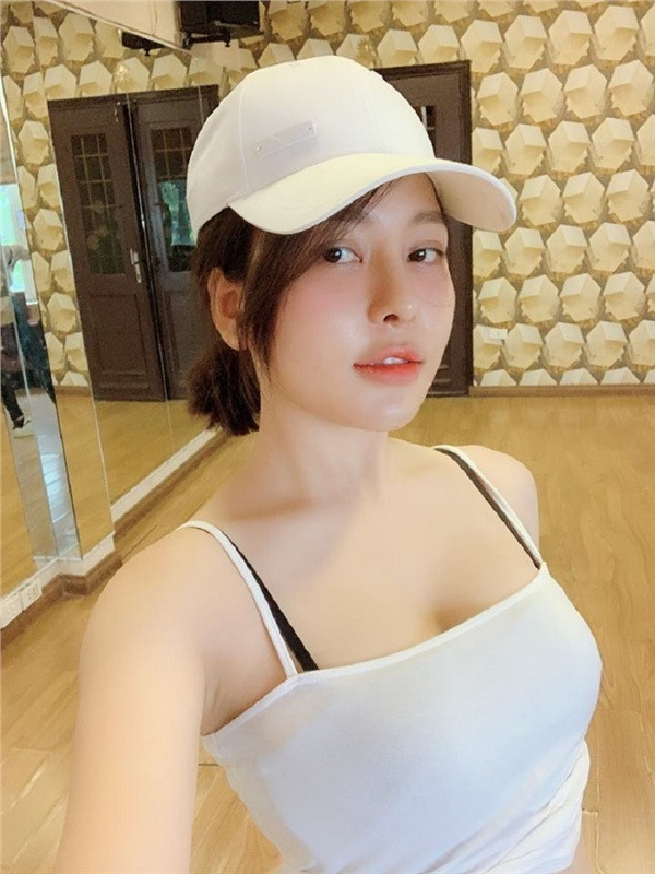 Sau khi clip nóng bị nghi là của Trâm Anh bị phát tán, hậu quả đến với cô nàng hot girl 9X này rất nhiều. Đầu tiên là việc bị cắt vai trong series phim học đường đang được bấm máy, sau đó là cắt sóng khỏi chương trình Quý ông đại chiến trên VTV3.
