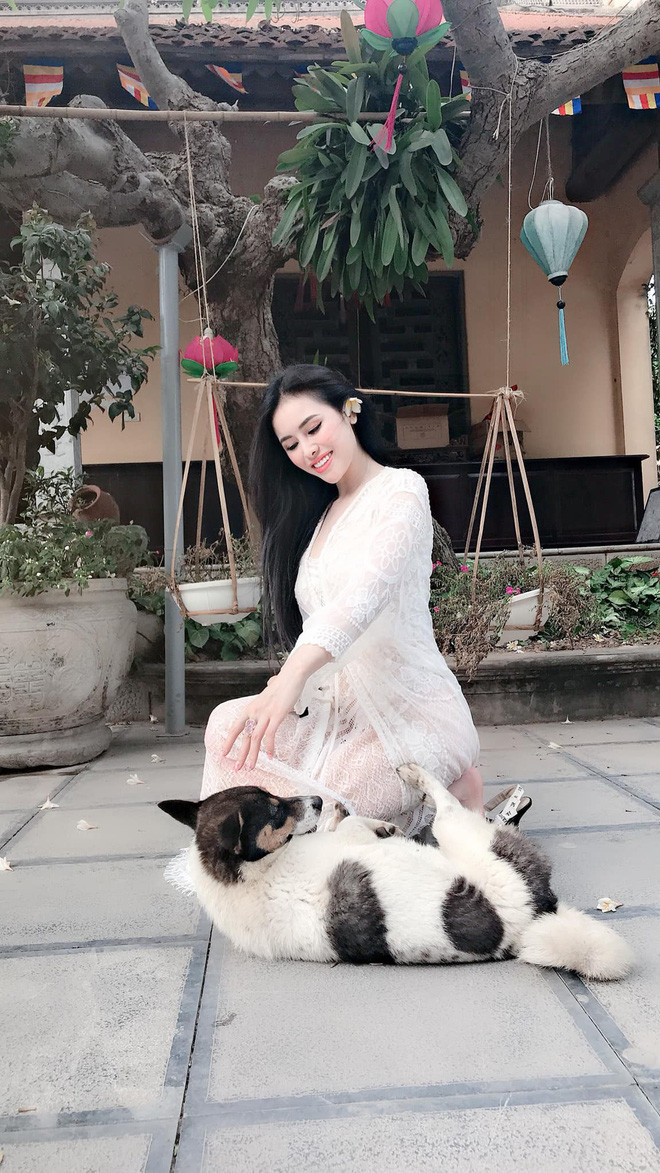 Những hình ảnh ăn mặc phản cảm đi chùa của Thư Dung được đăng tải trên trang cá nhân từ cuối tháng 4/2019 nhưng bất ngờ được chia sẻ lại trong ngày 15/5.