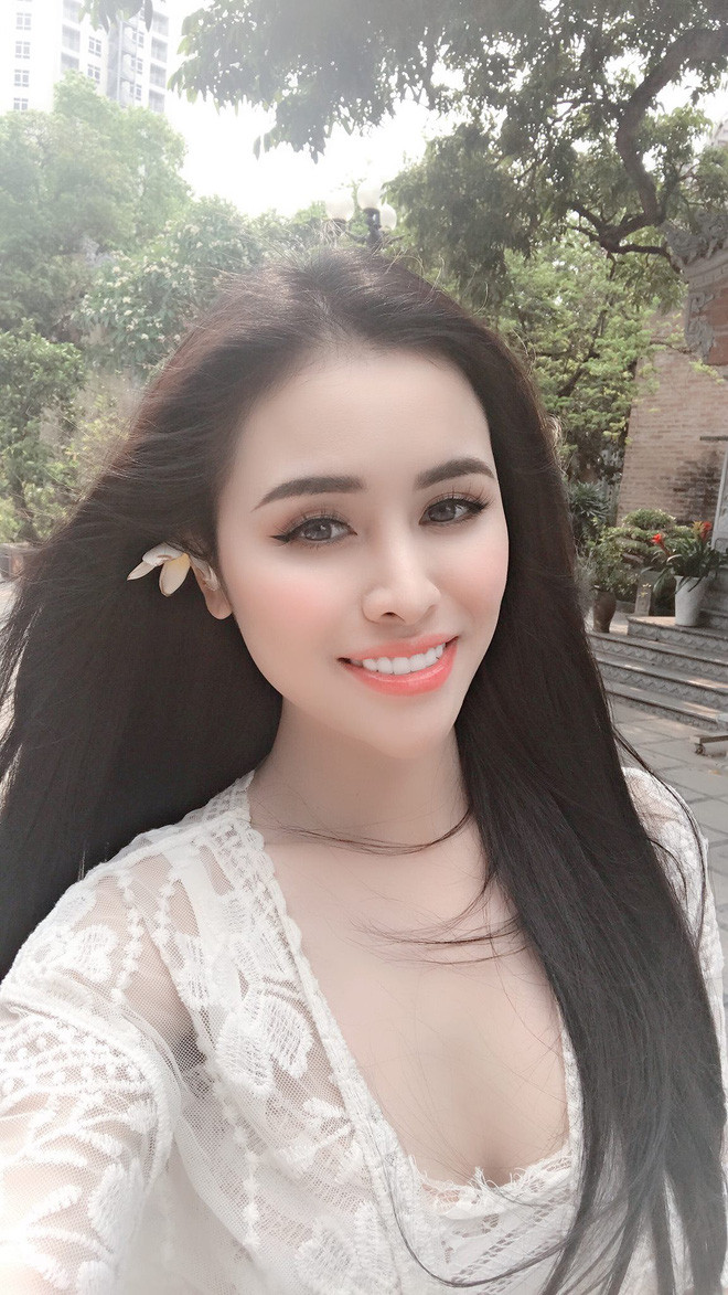 Mới đây, những hình ảnh của "cựu Á hậu" Thư Dung đi chùa ăn mặc phản cảm khiến nhiều người "nhức mắt".