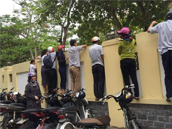 Mỗi năm đến kỳ thi lớp 10 lại khiến nhiều người lo lắng, thấp thỏm. Không chỉ có các bạn học sinh, mà còn những bậc phụ huynh song hành cùng con cái.