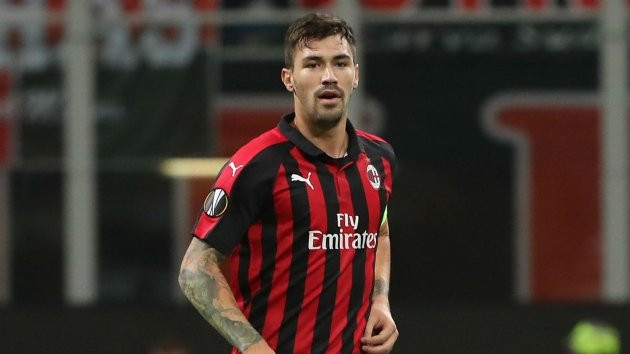 Juventus cần một cái tên trẻ trung cho hàng thủ quá tuổi của mình vì thế họ đang nhắm đến mục tiêu của Chelsea, Alessio Romagnoli hiện đang thi đấu cho AC Milan.