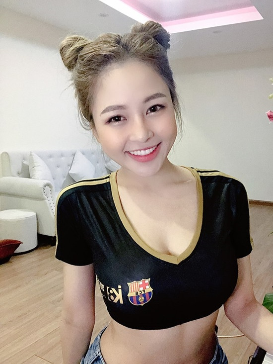 Sau đó, Đỗ Thị Trâm Anh bị dân mạng ném đá khi tung những bức ảnh hở hang bị đánh giá phản cảm lên trang cá nhân.