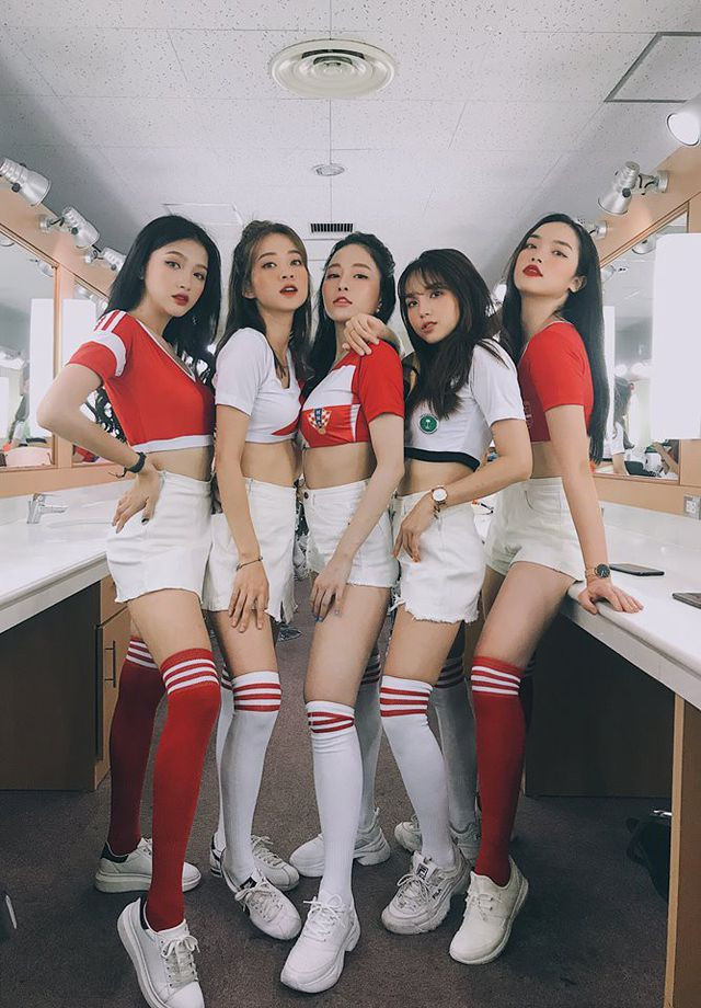Nói về hot girl Trâm Anh, cô bạn từng tham gia "Nóng cùng World Cup", Mai Anh có bình luận: "Mọi người chưa bỏ mặc bạn mà bạn đã không coi mọi người ra gì rồi. Bạn quên bạn đối xử với chúng tôi thế nào rồi à? Bạn nói những lời này để chứng minh cái gì vậy?".
