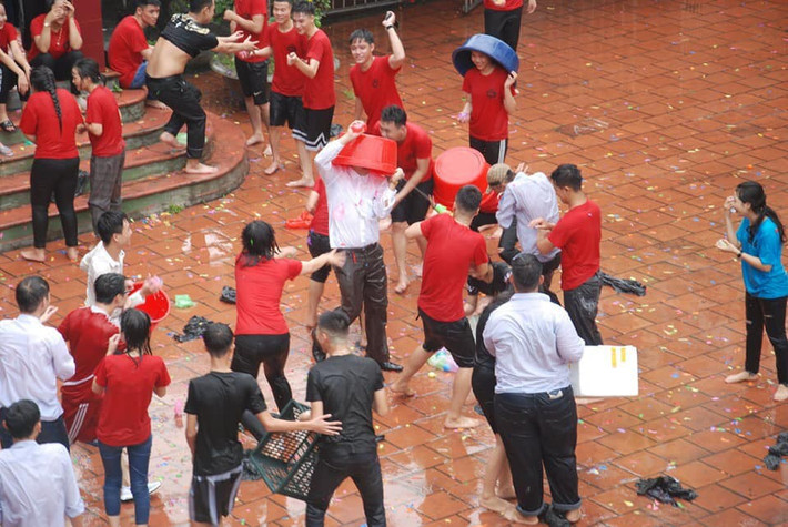 Dù phải nhận cái kết đắng đó là ướt hết cả người, nhưng thầy hiệu phó - Vũ Viết Văn vẫn rất thoải mái để "hóa teen"gần gũi với học sinh hơn, nắm rõ tâm lý của lứa tuổi teen để chia sẻ với các bạn nhiều hơn.