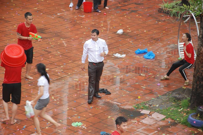 Học sinh luôn có tâm lý "sợ" và "ngại" thầy cô, và chính cái suy nghĩ đấy đã khiến cho những buổi học trở nên "lạnh tanh". Tuy nhiên, trong ngày bế giảng, các thầy cô cũng không thể thoát khỏi thảm cảnh ướt như chuột.
