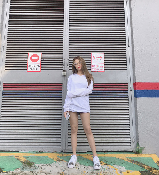 Nhiều người từng quen mắt khi hot girl Linh Ka diện những chiếc áo oversized vừa rộng vừa dài, đủ để giấu triệt để 3 vòng.