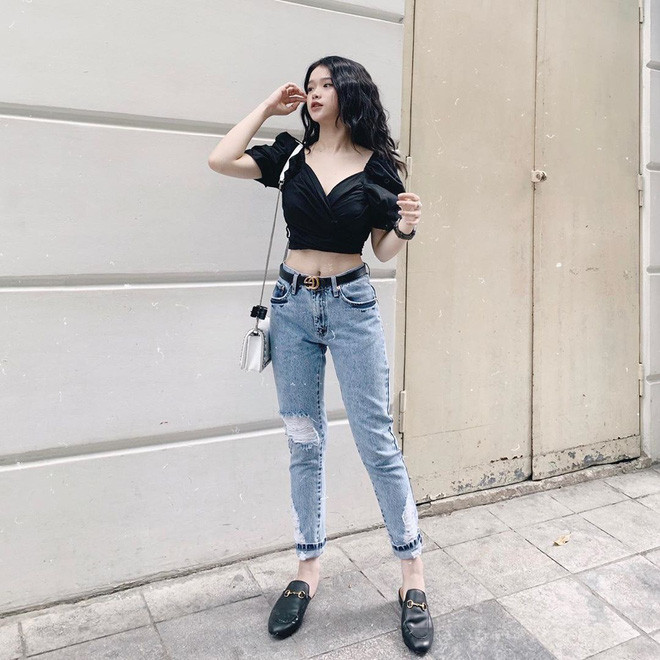Đôi lúc, cô nàng hot girl từng gây biết bao thị phi này muốn đổi gió với quần short cạp cao nhưng không thể thiếu chiếc crop top khoe vòng eo triệt để.