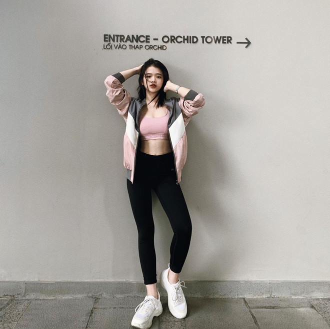 Phải công nhận rằng, crop top là một item hữu hiệu giúp Linh Ka khoe dáng, đặc biệt là phô diễn được vòng eo săn chắc không mỡ thừa như idol xứ kim chi.