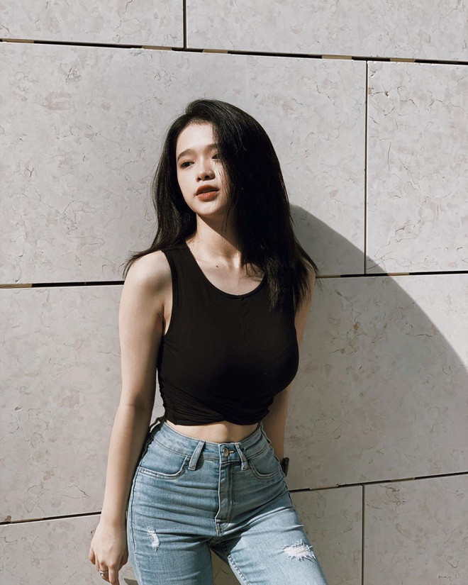 Nếu để ý, đầu năm 2019 đến nay, thời trang của Linh Ka đã bước sang trang khác. Cô nàng bỗng dưng tự tin khoe dáng và ra sức mặc crop top ở mọi nơi, từ phòng tập cho tới ra ngoài phố.