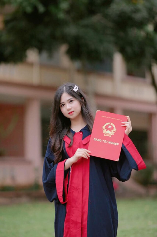Mới đây trên MXH, loạt ảnh về tân nữ sinh ĐH Luật nhanh chóng hút hàng nghìn lượt like. Cô gái này được chú ý nhờ đôi mắt to tròn, làn da trắng hồng, thần thái toát lên vẻ dịu dàng và mong manh.