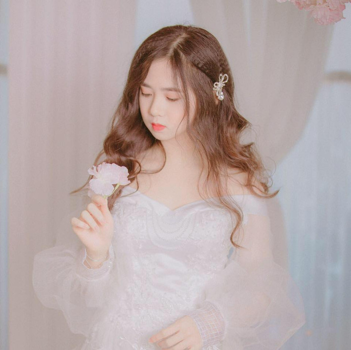 Hồng cũng chia sẻ đến với ngôi trường Luật là 1 cái duyên. Cô bạn này chia sẻ: "Em từng mơ ước thành một biên tập viên truyền hình như chị Hoài Anh - MC dẫn chương trình thời sự. Trong khi gia đình muốn em có một công việc ổn định, đỡ vất vả. Cân nhắc thêm nhiều yếu tố khác, em quyết định theo Luật và sẽ cố gắng phấn đấu vì ngành nghề đã chọn".