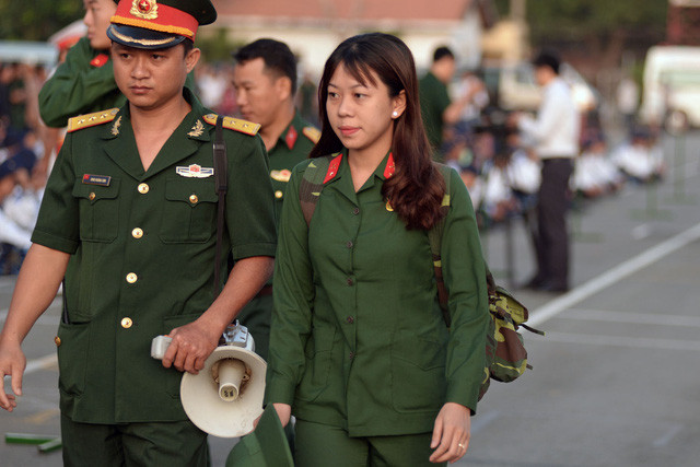 Dù gương mặt hơi buồn vì xa gia đình và bạn bè nhưng các cô gái vẫn chấp nhận lên đường rèn luyện.