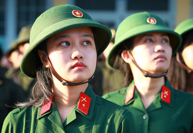 Câu trả lời rằng, các bạn nữ cũng bắt đầu làm quen với thời gian huấn luyện quân ngũ từ bài học làm quen với môi trường quân đội, cho tới những bài tập chuyên sâu khá nặng nề như vượt rào thép, bắn súng, nhảy xa
